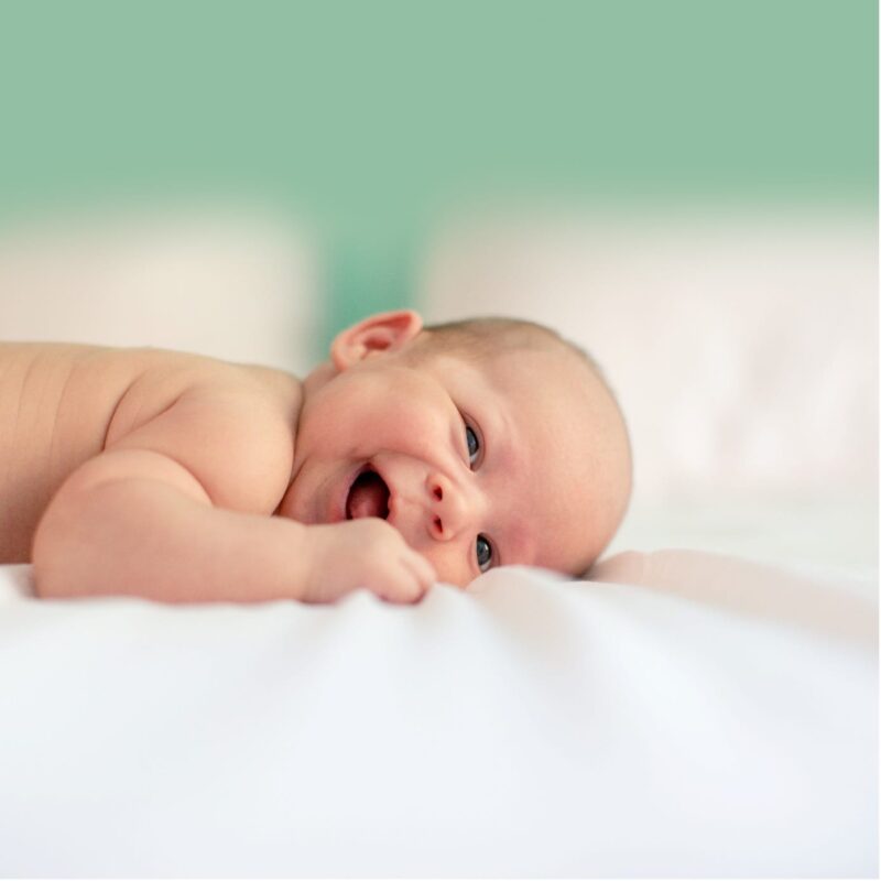 Baby am liegen und am lächeln